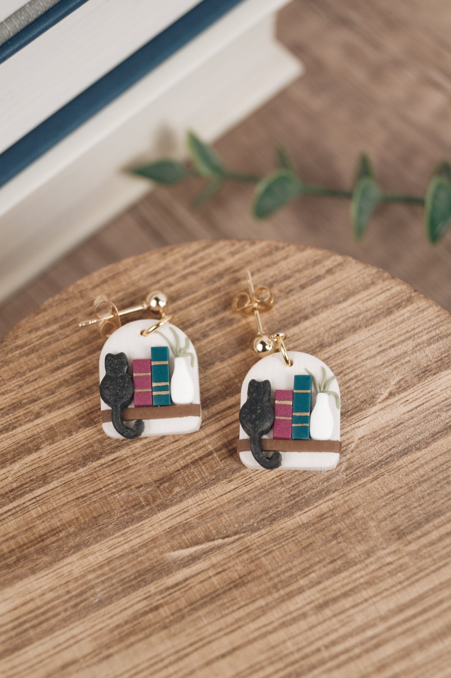 Bookshelf Cat Earrings